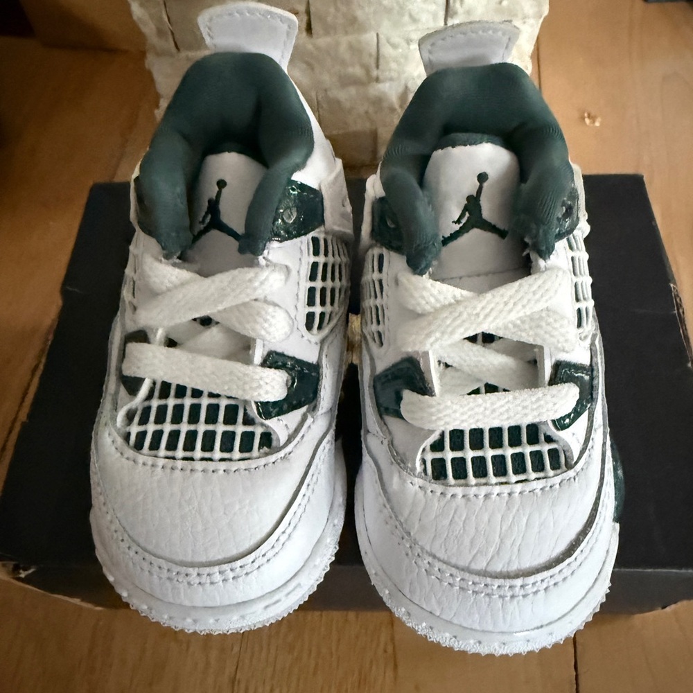 Jordan Kids Retro 4’s in Oxidized Green/ White - Size 2C